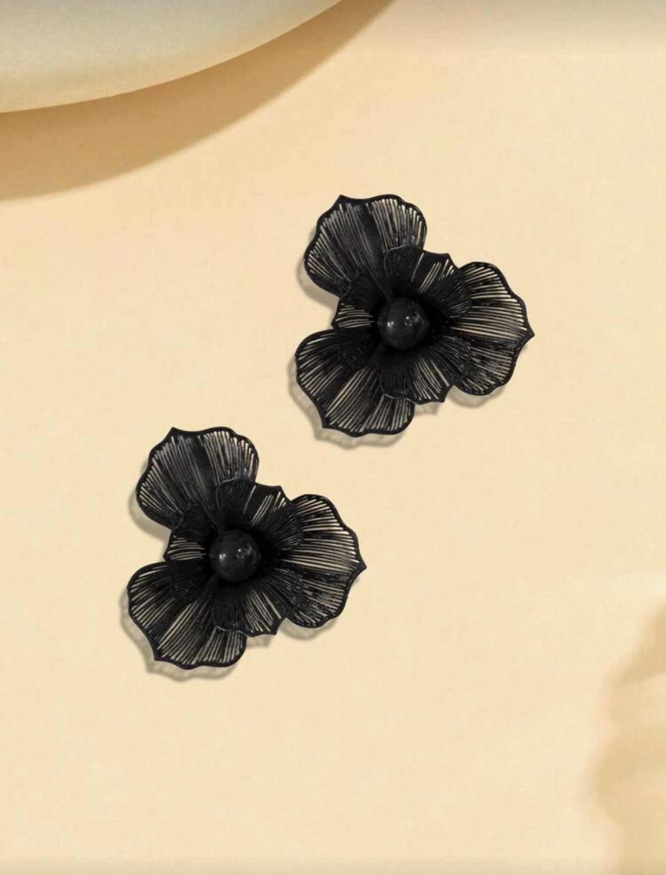 1 paire de boucles d'oreilles à fleurs métalliques élégantes