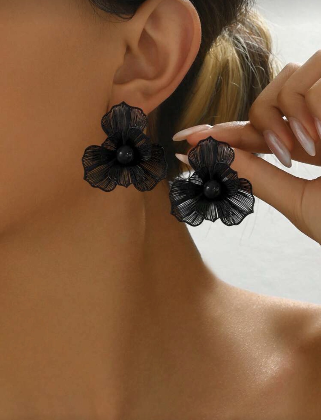 1 paire de boucles d'oreilles à fleurs métalliques élégantes