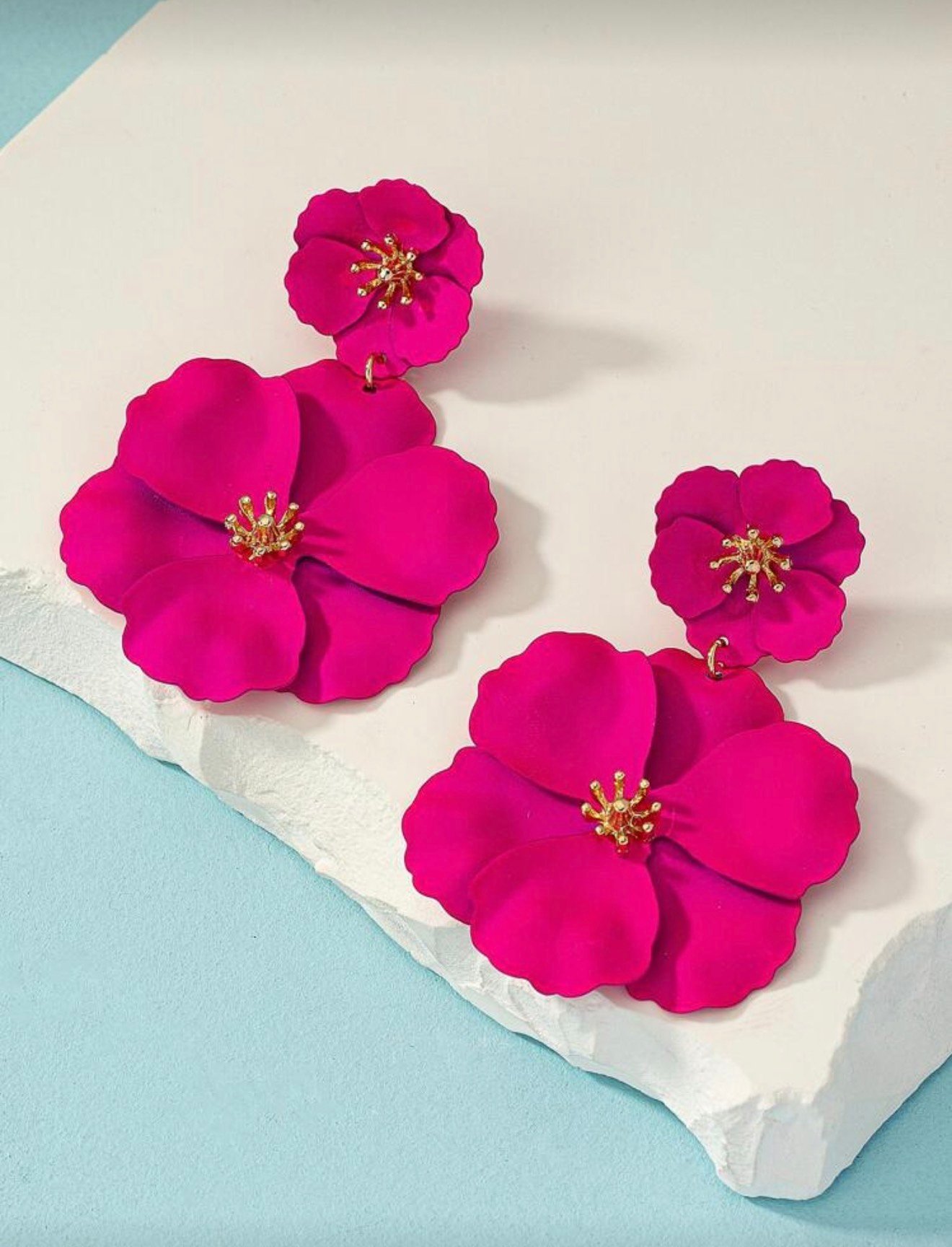 1 paire de boucles d'oreilles asymétriques multicouches en métal en forme de fleur colorée