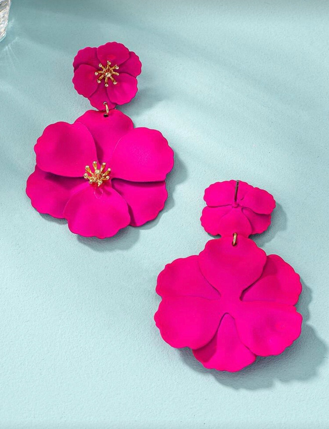 1 paire de boucles d'oreilles asymétriques multicouches en métal en forme de fleur colorée